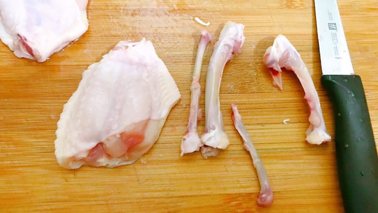 阿根廷燃情风味鸡翅包饭,鸡翅用剪刀剪掉筋膜，用小刀剔除骨头，不要把鸡皮弄破了哦