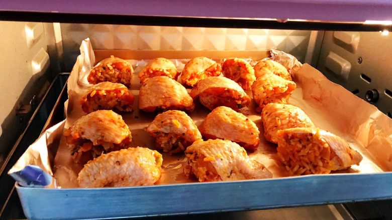 阿根廷燃情风味鸡翅包饭,放入预热好的烤箱中层190度烤20分钟