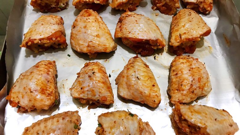 阿根廷燃情风味鸡翅包饭,全部做好后，放入铺有锡纸的烤盘里