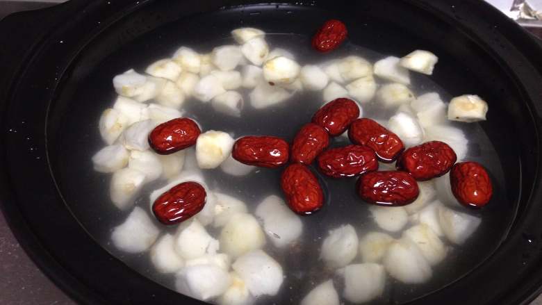 百变水果  荸荠红枣白果水,倒入马蹄块大火煮开，转中小火煲10分钟