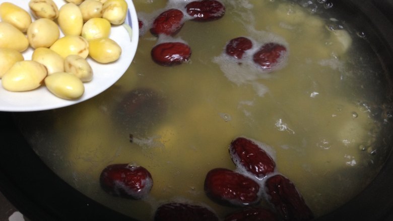 百变水果  荸荠红枣白果水,倒入去皮的白果煮10分钟