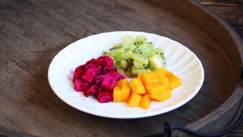 百变水果 三色水果银耳粥,将准备好的三色水果放入银耳粥的碗里，水果的量随意。
