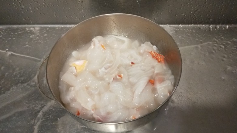 新文美食  酸菜红雕鱼,片好的鱼片放入适量盐抓均匀，在洗掉鱼胶。
