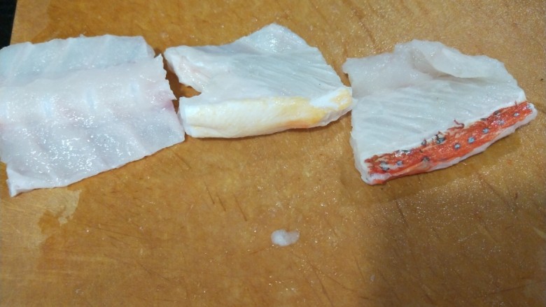 新文美食  酸菜红雕鱼,鱼骨切成块。