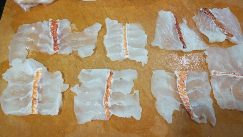 新文美食  酸菜红雕鱼,如图所示片成薄薄的。