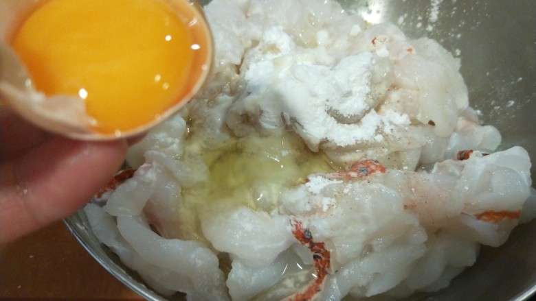 新文美食  酸菜红雕鱼,加入适量干淀粉，盐，打入一个鸡蛋青。