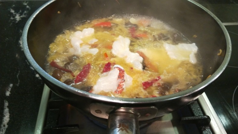 新文美食  酸菜红雕鱼,放入滑好的鱼肉片，烧开锅即可关火。