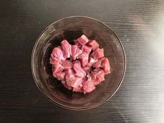 孜然牙签牛肉,切1厘米见方的小方块