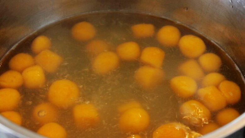 百变水果 八宝芋圆烧仙草,烧开半锅水，下芋圆，煮到芋圆漂浮上来就熟了。