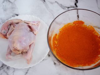 奥尔良烤全鸡,把三黄鸡清洗干净控干水分备用，奥尔良腌料加入30克纯净水拌匀