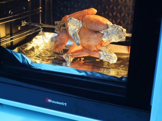 奥尔良烤全鸡,再放入预热好的海氏烤箱，选择烤鸡功能，这个功能含有转叉功能，上下火180度，时间为40分钟