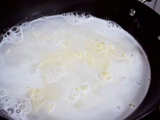 葱油拌面,另起锅烧开水，放入刚好做好的面条煮熟