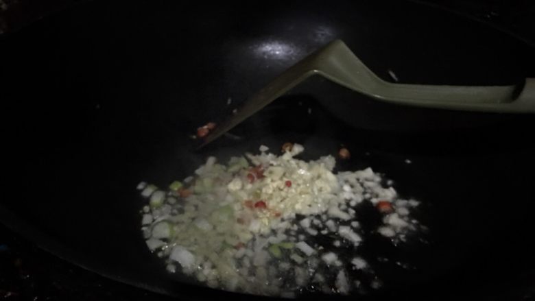 红烧豆腐（下饭菜）,锅里放油加热，放入蒜末、葱末、蒜末和辣椒末，爆香