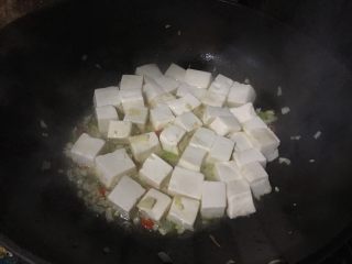 红烧豆腐（下饭菜）,放入豆腐，注意操作要轻，容易碎，可以轻轻掂锅，炒匀