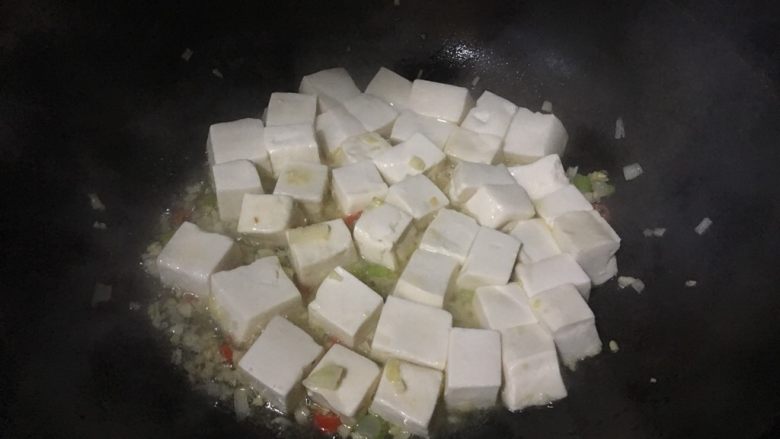 红烧豆腐（下饭菜）,放入豆腐，注意操作要轻，容易碎，可以轻轻掂锅，炒匀