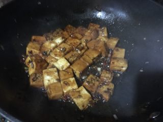 红烧豆腐（下饭菜）,倒入所有调料继续以掂锅的方式炒匀，调料不一定全放，根据个人口味适量添加，最后倒入水淀粉勾芡出锅撒葱花点缀