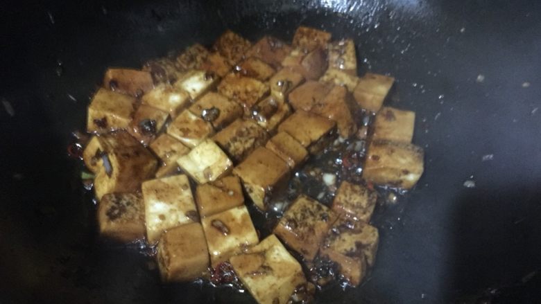 红烧豆腐（下饭菜）,倒入所有调料继续以掂锅的方式炒匀，调料不一定全放，根据个人口味适量添加，最后倒入水淀粉勾芡出锅撒葱花点缀