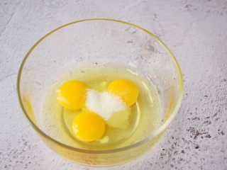 菠菜汁蛋饼,鸡蛋打入容器中，加入白糖，搅拌至白糖融化