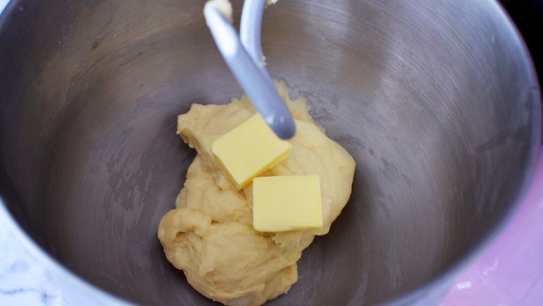 波兰种水立方吐司,放入软化好的黄油，继续启动揉面程序