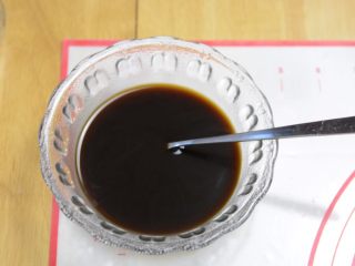 焦糖玛奇朵,将沸水冲入黑咖啡中，搅匀放一旁备用