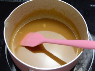 焦糖玛奇朵,立刻倒入热牛奶，搅匀。然后加入焦糖巧克力，搅匀。