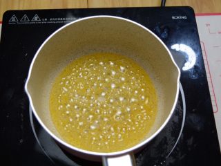 焦糖玛奇朵,此时晃动一下奶锅让焦糖色变均匀，可以防止局部上色过深变苦。