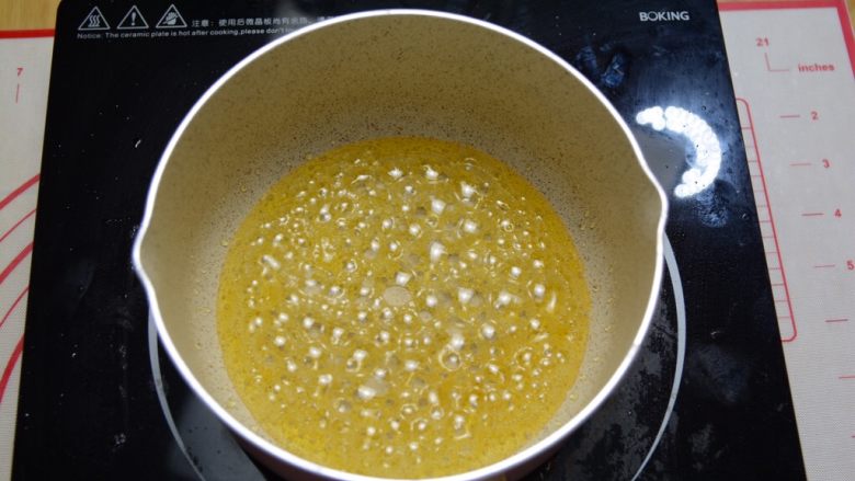 焦糖玛奇朵,此时晃动一下奶锅让焦糖色变均匀，可以防止局部上色过深变苦。