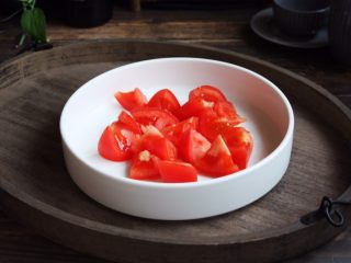 番茄土豆烧牛肉,将番茄切成块。