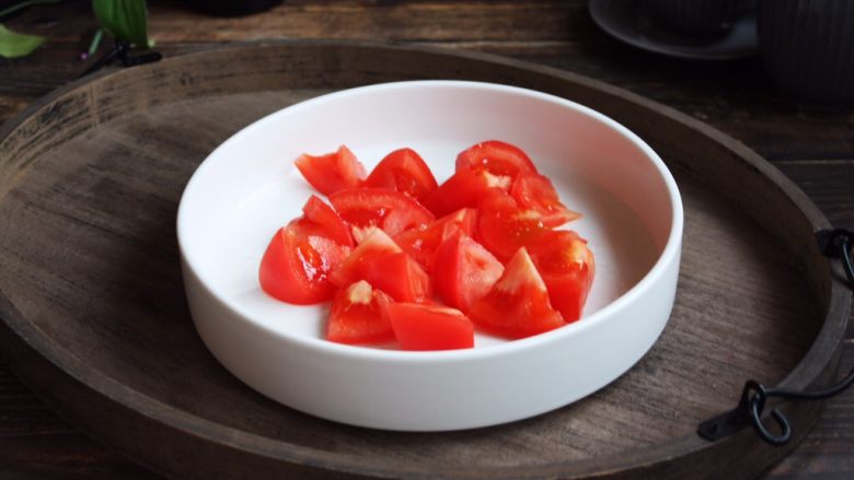番茄土豆烧牛肉,将番茄切成块。
