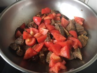 番茄土豆烧牛肉,放入一半量的番茄块。