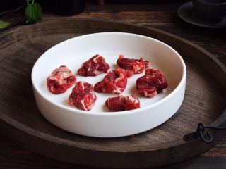 番茄土豆烧牛肉,把肉切成5厘米左右的块，切肉时刀要逆着牛肉的纹理切。