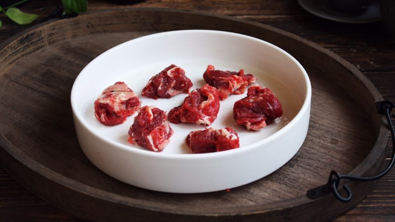 番茄土豆烧牛肉,把肉切成5厘米左右的块，切肉时刀要逆着牛肉的纹理切。