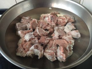 番茄土豆烧牛肉,牛肉焯水，把牛肉和凉水同时放入锅里。