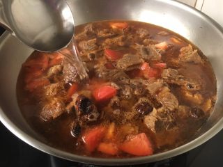番茄土豆烧牛肉,放入适量的开水。
