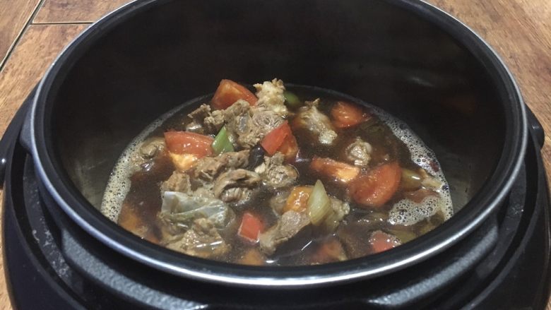 番茄土豆烧牛肉,倒入电高压锅内胆里，盖好盖儿，按“牛肉”键炖制。