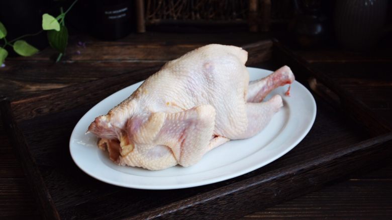 百变水果 新奥尔良风味雪梨烤鸡,首先将三黄鸡的内脏清理干净，剁去鸡爪子和鸡脖子。