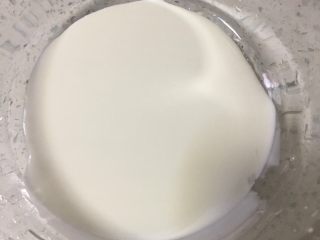 葡式蛋挞,1️⃣ 碗中倒入80ml淡奶油，再倒入50ml鲜牛奶。