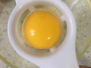 葡式蛋挞,3️⃣ 两个鸡蛋，用鸡蛋分离器取蛋黄。