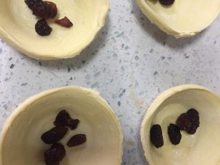 葡式蛋挞,5️⃣ 解冻好的蛋挞皮中可以事先放入适量蔓越莓啊葡萄干之类的，也可以不放啦。
