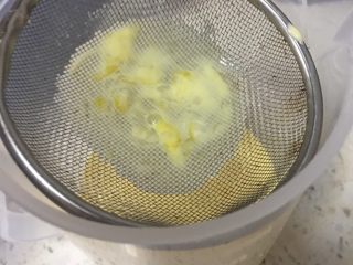 葡式蛋挞,6️⃣ 蛋挞液过筛。