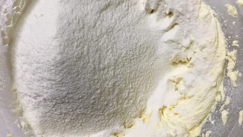 宝宝零食系列～芝麻酥饼干,低筋面粉过筛到黄油中用手揉捏