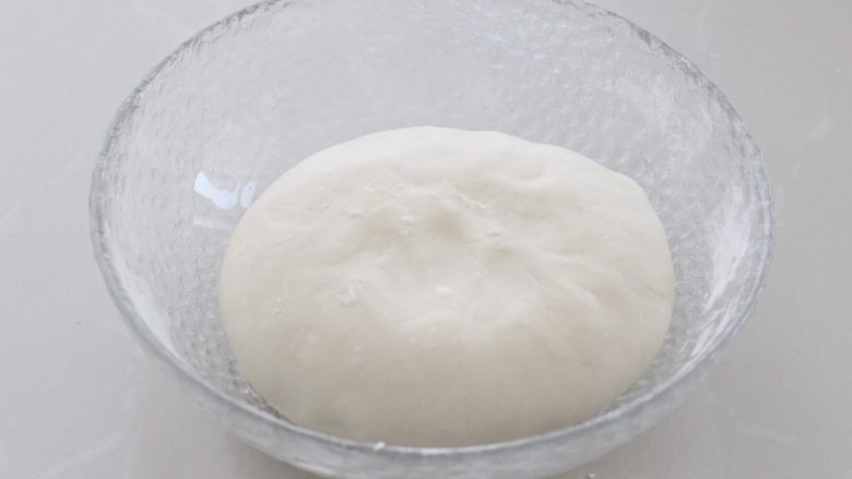 猪肉莲藕馅饺子,在面粉中加入适量温水，用筷子搅拌成棉絮状，再揉成光滑的面团覆盖保鲜膜，放置一旁饧二十分钟左右