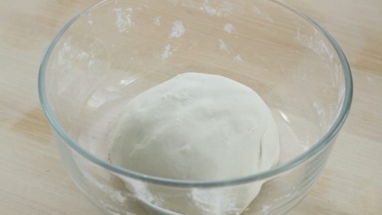 烫面豆沙饼,再用手揉成光滑的软面团，盖湿布或保鲜膜静置三十分钟左右，冬季气温低可适当延长时间
