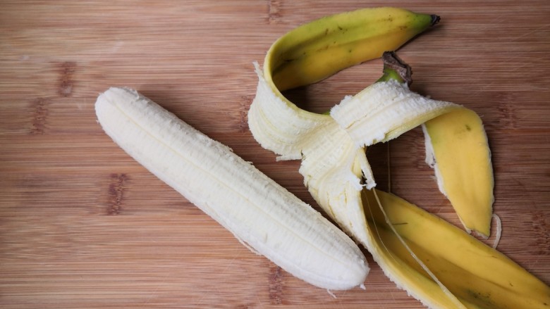 百变水果  糖果香蕉,去掉香蕉皮。
