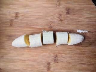 百变水果  糖果香蕉,切小段（这个大小根据自己云吞皮大小而定，云吞皮能包住香蕉就可以）。