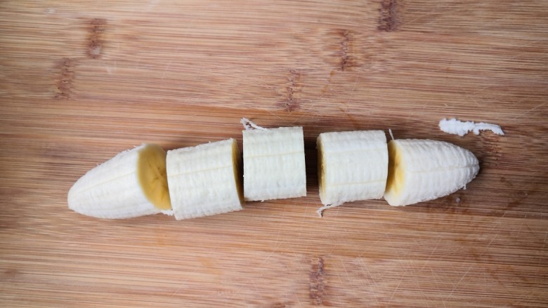百变水果  糖果香蕉,切小段（这个大小根据自己云吞皮大小而定，云吞皮能包住香蕉就可以）。
