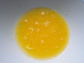 百变水果   香橙排骨,准备橙汁一小碗