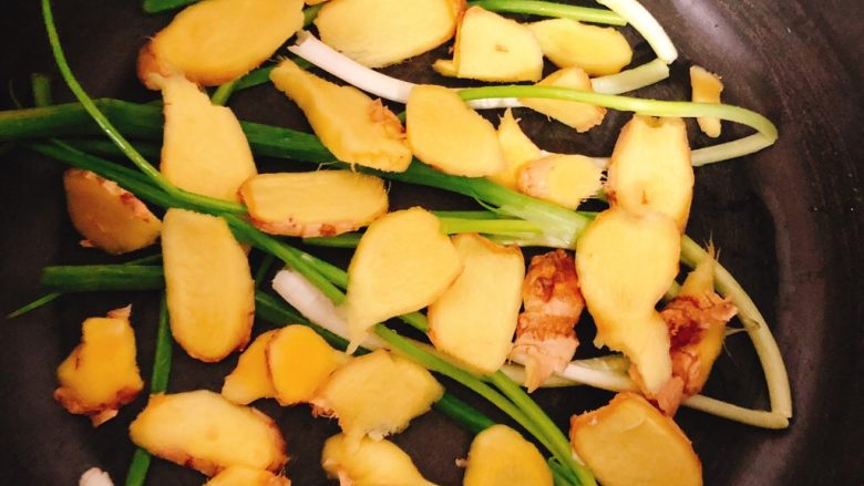 电饭煲版东坡肉,铺到葱的上面，姜的量以铺满锅底为准。