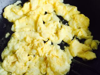 家常菜+韭黄炒蛋,用筷子快速划散