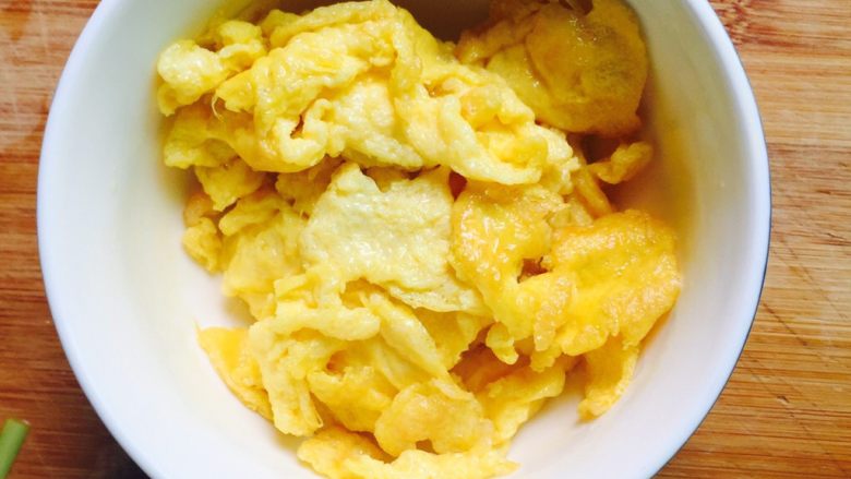 家常菜+韭黄炒蛋,盛在碗里备用